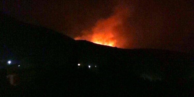 Σαλαμίνα: Ολονύχτια μάχη με τις αναζωπυρώσεις – Ισχυρές δυνάμεις παραμένουν στο σημείο