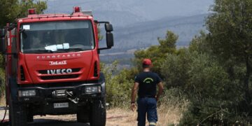 Πυρκαγιά στο Κερασοχώρι Αγράφων – Επιχειρούν επίγειες και εναέριες δυνάμεις
