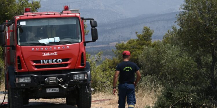 Πυρκαγιά στο Κερασοχώρι Αγράφων – Επιχειρούν επίγειες και εναέριες δυνάμεις