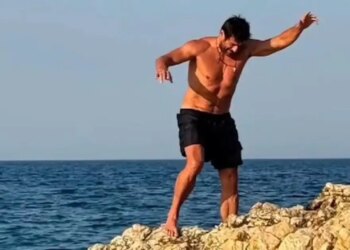 Ο Αλέξης Γεωργούλης τρολάρει την προσπάθειά του να περπατήσει σε βράχια