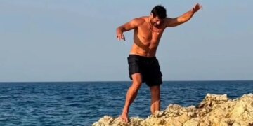 Ο Αλέξης Γεωργούλης τρολάρει την προσπάθειά του να περπατήσει σε βράχια