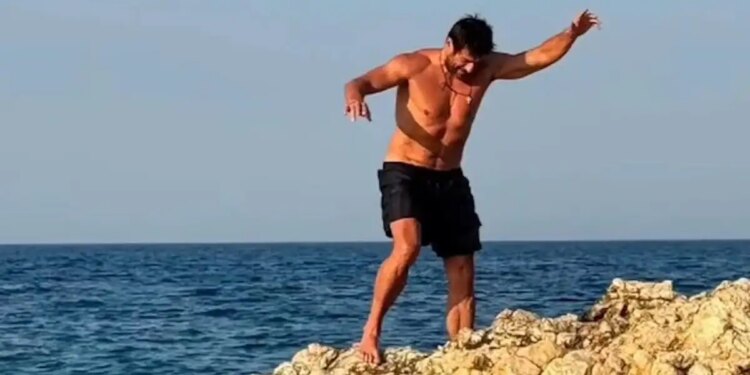 Ο Αλέξης Γεωργούλης τρολάρει την προσπάθειά του να περπατήσει σε βράχια