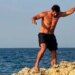 Ο Αλέξης Γεωργούλης τρολάρει την προσπάθειά του να περπατήσει σε βράχια