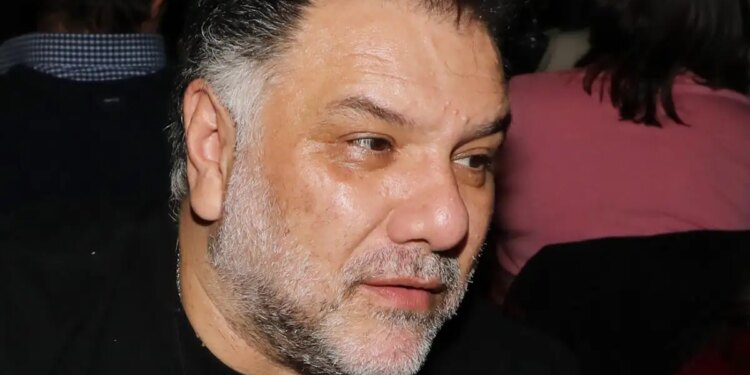 Γρηγόρης Αρναούτογλου: Το συγκινητικό «αντίο» στον Νίκο Καλογερόπουλο λίγες ώρες πριν από την κηδεία του