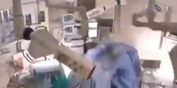 Ανατριχιαστικό βίντεο από τον σεισμό στην Ιαπωνία: Γιατροί προστατεύουν με τα σώματά τους ασθενή την ώρα του χειρουργείου