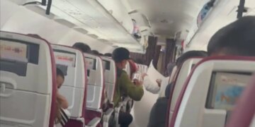 Ινδία: 12 τραυματίες από αναταράξεις σε πτήση της Air India - Επιβάτες χτυπούσαν το κεφάλι τους στην οροφή