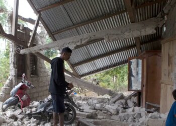 Ινδονησία: 68 οι νεκροί από τον σεισμό των 7,7 Ρίχτερ - Χιλιάδες κάτοικοι έχουν εγκαταλείψει τα σπίτια τους