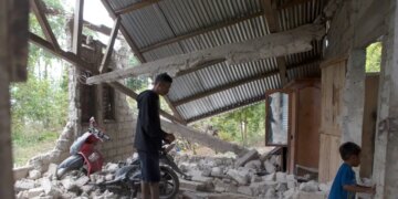 Ινδονησία: 68 οι νεκροί από τον σεισμό των 7,7 Ρίχτερ - Χιλιάδες κάτοικοι έχουν εγκαταλείψει τα σπίτια τους