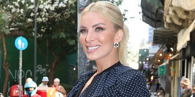 «Έλιωσε» το Instagram η Κατερίνα Καινούργιου: «Η γυναίκα που κρατούσε κάποτε εμένα, κράτησε σήμερα τη δισέγγονή της»