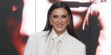 Ιουλία Καλλιμάνη: Σε μοναστήρι στη Σύμη με τον σύντροφό της