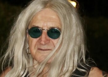 Ο Νίκος Καρβέλας παίζει στο πιάνο το τραγούδι «Έξω φυσάει και βρέχει» του Σταύρου Ξαρχάκου