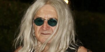 Ο Νίκος Καρβέλας παίζει στο πιάνο το τραγούδι «Έξω φυσάει και βρέχει» του Σταύρου Ξαρχάκου