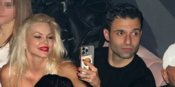 Βίκυ Κάβουρα - Γιώργος Τζαβέλλας: Το τρυφερό οικογενειακό στιγμιότυπο με την κόρη τους στην Πάργα
