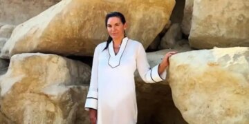Η Όλγα Κεφαλογιάννη στα Μάταλα: Το μήνυμά της και οι φωτογραφίες μπροστά στις χαρακτηριστικές σπηλιές