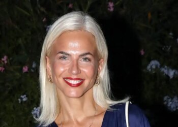 Χριστίνα Κοντοβά: Βούτηξε με την κόρη της πάνω από ναυάγιο
