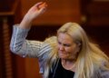 «Εμφύλιος» στο Κόσοβο: Επίθεση με αυγά στον πρωθυπουργό Άλμπιν Κούρτι - «Ρινγκ» η Βουλή