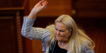 «Εμφύλιος» στο Κόσοβο: Επίθεση με αυγά στον πρωθυπουργό Άλμπιν Κούρτι - «Ρινγκ» η Βουλή