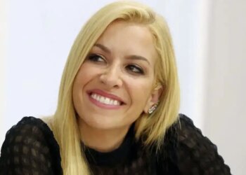 Η Μαρία Αναστασοπούλου απολαμβάνει τις τελευταίες βουτιές του καλοκαιριού