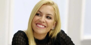 Η Μαρία Αναστασοπούλου απολαμβάνει τις τελευταίες βουτιές του καλοκαιριού