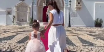 Η Μαρία Μενούνος συγκινεί με το προσκύνημά της στην Τήνο μαζί με την κόρη της