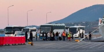 Μυτιλήνη: Υπό αυστηρή αστυνομική και λιμενική επιτήρηση η αποβίβαση 217 μεταναστών – Μεταφέρθηκαν στη δομή Μαυροβουνίου