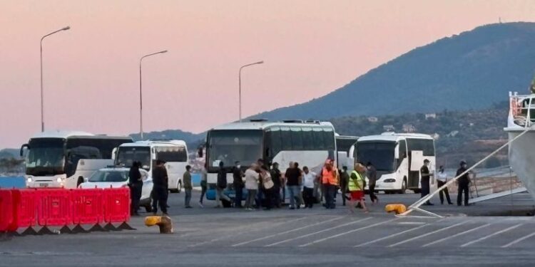 Μυτιλήνη: Υπό αυστηρή αστυνομική και λιμενική επιτήρηση η αποβίβαση 217 μεταναστών – Μεταφέρθηκαν στη δομή Μαυροβουνίου