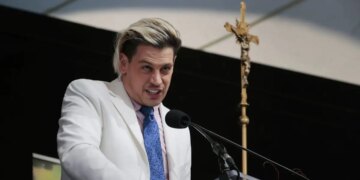 Ο ακροδεξιός Μίλο Γιαννόπουλος κρατείται στη Λουιζιάνα από πράκτορες της ICE μέχρι να απελαθεί