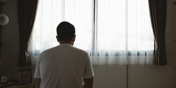 Πώς επηρεάζει η μοναξιά τον εγκέφαλο – Οι 4 επιπτώσεις που έχουν εντοπίσει οι επιστήμονες