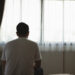 Πώς επηρεάζει η μοναξιά τον εγκέφαλο – Οι 4 επιπτώσεις που έχουν εντοπίσει οι επιστήμονες