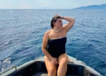 Η Δανάη Μπάρκα ποζάρει με μαγιό σε βόλτα της με σκάφος