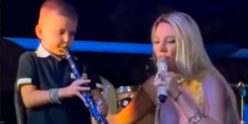 Μικρό παιδί με κλαρίνο και Σάσα Μπάστα «φούντωσαν» τη διασκέδαση σε πανηγύρι στο Γούμερο Ηλείας