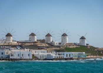 «Χρυσές» διακοπές στην Ελλάδα: Το προφίλ των τουριστών και οι βίλες των 168.000€ την εβδομάδα