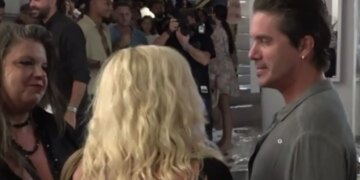 Νίκος Οικονομόπουλος: Πανικός για μια selfie με τον τραγουδιστή στα Ματογιάννια της Μυκόνου