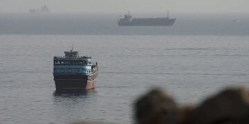 CNN: Το Ιράν χάνει των έλεγχο των Στενών του Ορμούζ - Πάνω από το 80% των πλοίων περνά από τη διαδρομή του Ομάν υπό την προστασία των ΗΠΑ