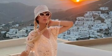 Η Πάρις Χίλτον κάνει διακοπές στην Ελλάδα: Βίντεο και φωτογραφίες από Αστυπάλαια και Σαντορίνη