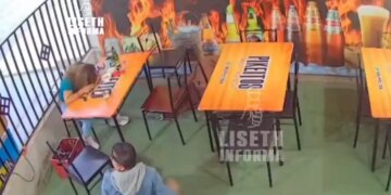 Περού: Καρέ καρέ η εν ψυχρώ εκτέλεση δικηγόρου μέσα σε μπαρ - Την πυροβόλησε στο κεφάλι