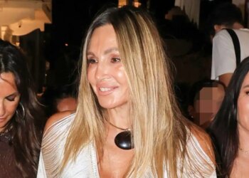 Έκλεψε τις εντυπώσεις η Ελένη Πετρουλάκη στα σοκάκια της Μυκόνου