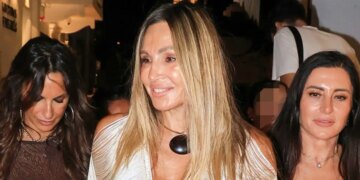 Έκλεψε τις εντυπώσεις η Ελένη Πετρουλάκη στα σοκάκια της Μυκόνου