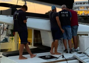 ΑΑΔΕ: Ένα στα δύο τουριστικά σκάφη στη Σαντορίνη δεν έκοβε αποδείξεις