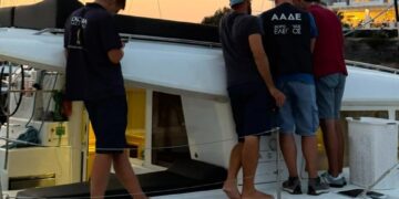 ΑΑΔΕ: Ένα στα δύο τουριστικά σκάφη στη Σαντορίνη δεν έκοβε αποδείξεις