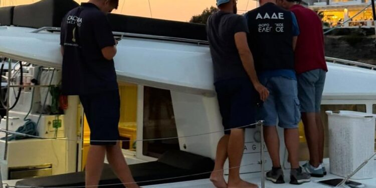 ΑΑΔΕ: Ένα στα δύο τουριστικά σκάφη στη Σαντορίνη δεν έκοβε αποδείξεις