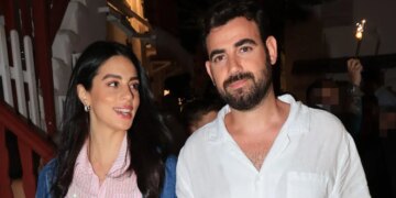 Νίκος Πολυδερόπουλος και Βαλάσια Συμιακού σε βόλτα με το μωρό τους στα Ματογιάννια της Μυκόνου