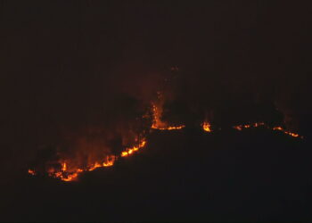 Live: Πυρκαγιά στη Δυτική Αττική – Μάχη με τις φλόγες και τον άνεμο για ένα ακόμα βράδυ – Καλύτερη η εικόνα στην Ψάθα