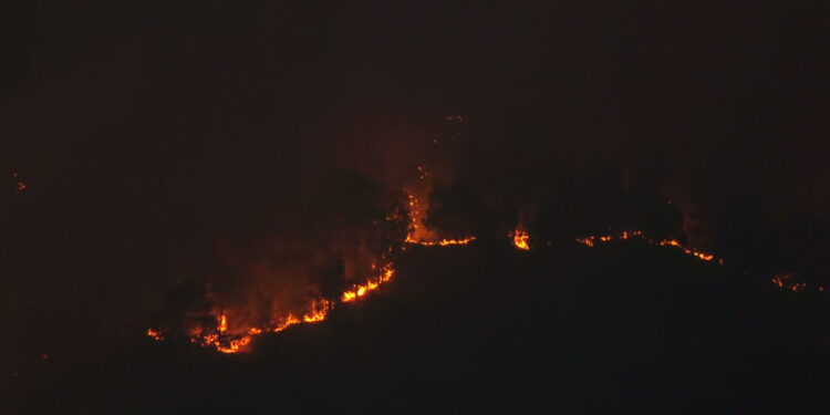 Live: Πυρκαγιά στη Δυτική Αττική – Μάχη με τις φλόγες και τον άνεμο για ένα ακόμα βράδυ – Καλύτερη η εικόνα στην Ψάθα