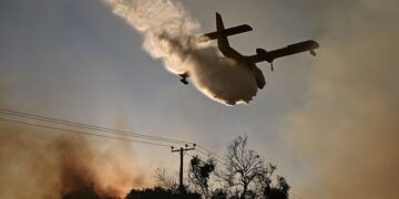Αρτοποιός στο ERTnews: Σε ύφεση η πυρκαγιά στη Δυτική Αττική, ολονύκτια μάχη με τις αναζωπυρώσεις
