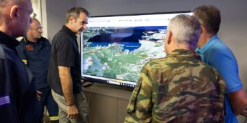 Στο Συντονιστικό της Πολιτικής Προστασίας Μητσοτάκης και Τασούλας