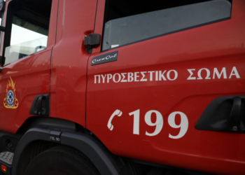 Πυρκαγιά σε εγκαταλελειμμένο κτίριο στο κέντρο της Αθήνας – Επιχειρεί η Πυροσβεστική