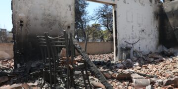 Κρατική αρωγή στους πληγέντες από τη φωτιά - Επικρίσεις στην κυβέρνηση για τη διαχείριση της πυρκαγιάς από την αντιπολίτευση