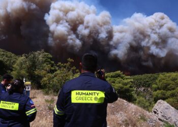 Ενισχύθηκαν οι πυροσβεστικές δυνάμεις στα πύρινα μέτωπα σε Βοιωτία και Αττική - Eπιχειρούν 420 πυροσβέστες με 20 ομάδες δασοκομάντων - ertnews.gr