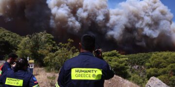 Ενισχύθηκαν οι πυροσβεστικές δυνάμεις στα πύρινα μέτωπα σε Βοιωτία και Αττική - Eπιχειρούν 420 πυροσβέστες με 20 ομάδες δασοκομάντων - ertnews.gr